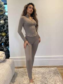 Conjunto deportivo de dos piezas en negro con chaqueta con cremallera y leggings - Caqui - Ver 5