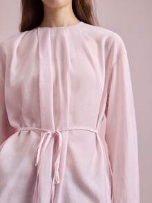 Ontre Áo kiểu nữ màu hồng nhạt, chất liệu crepe sợi acetate không co giãn, cổ tròn, vai rớt, tay dài, phối xếp ly phía trước, thắt eo, cổ tay áo cài cúc kim loại hình trái tim, thanh lịch, sang trọng, phù hợp cho công sở, đi sân bay, du lịch biển, dự tiệc cưới, đa năng và thoải mái. - Hồng - Xem 9