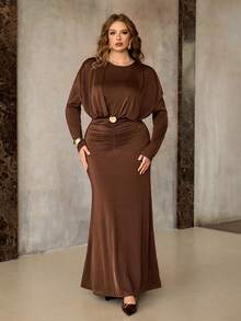 Flirla 大码女式纯色弹力丝滑针织圆领斗篷式连衣裙，收腰设计，饰有大号金属扣，鱼尾下摆，长袖，巧克力棕色，优雅百搭，适合通勤、复古法式、街头风、极简主义、怀旧风、澳式休闲风、正式办公场合、中东风情等多种风格，适合冬季、万圣节、圣诞节、感恩节、下午茶、派对、正式活动、家庭聚会等场合，秋冬新品上市。 - 摩卡棕 - 查看 5