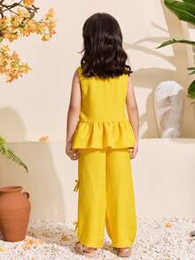 Bộ đồ thường ngày cho bé gái gồm áo không tay cổ tròn có nơ và viền bèo, kết hợp với quần ống đứng cạp chun cùng màu có điểm nhấn nơ. Chất liệu mềm mại, thoải mái, thích hợp cho các hoạt động mùa xuân/hè, kỳ nghỉ, mua sắm và chụp ảnh. Kiểu dáng thanh lịch và đơn giản. - Màu be - Xem 3