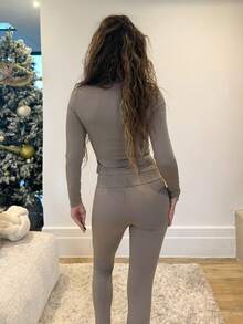 Conjunto deportivo de dos piezas en negro con chaqueta con cremallera y leggings - Caqui - Ver 2
