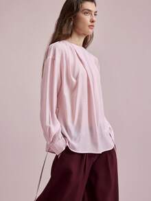 Ontre Áo kiểu nữ màu hồng nhạt, chất liệu crepe sợi acetate không co giãn, cổ tròn, vai rớt, tay dài, phối xếp ly phía trước, thắt eo, cổ tay áo cài cúc kim loại hình trái tim, thanh lịch, sang trọng, phù hợp cho công sở, đi sân bay, du lịch biển, dự tiệc cưới, đa năng và thoải mái. - Hồng - Xem 8