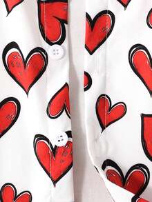 SHEIN 2 pièces/Set Chemise à manches courtes avec imprimé cœur et short rouge pour tout-petits garçons. La chemise à manches courtes imprimée de cœurs est pleine de charme enfantin, assortie à un short rouge vif. Le short rouge bien coupé est coordonné, avec une élasticité modérée pour un jeu facile. Cet ensemble 2 pièces convient pour le port quotidien, les sorties et les rassemblements, y compris les fêtes ou sorties de la Saint-Valentin, permettant aux petits garçons de mettre en valeur leur charme enfantin unique. - Rouge - Voir 5