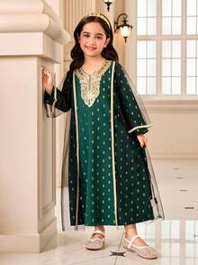 SHEIN 这款中东宫廷风格红色连衣裙套装，采用精致面料，饰以金色刺绣和亮片点缀，尽显奢华传统风范。套装包含一件黑色网纱披肩，适合宗教仪式或盛大庆典穿着。面料厚度适中，适合春秋季节穿着。 - 墨綠色 - 查看 5