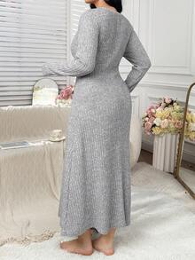 Dazy Plus Camisola longa feminina plus size canelada com ajuste elástico, gola semiaberta e amarração frontal.