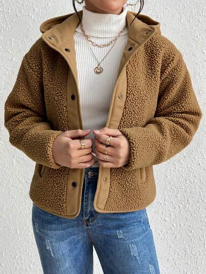 "Chaqueta de Felpa de Oveja con Capucha - Abrigadora, Diseño Detallado y Versátil para Estilos Invierno Casual y Urbano"