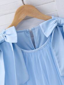 SHEIN 这款女童蓝色网纱珍珠连衣裙，适合儿童日常穿着，采用浅蓝色雪纺面料，饰以珍珠点缀，多层荷叶边下摆，甜美梦幻；肩部饰有大蝴蝶结，露背设计，兼具可爱与优雅元素。适合生日派对、钢琴演奏会、婚礼花童礼服以及其他正式或半正式场合，尽显“公主”气质。 - 藍色 - 查看 5