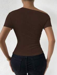 Elenzga Áo thun nữ tay ngắn dáng ôm, màu trơn, xếp ly, vai lệch, tay ngắn - màu nâu - Xem 2