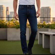 PANTALON PARA CABALLERO EN TONO AZUL OBSCURO CON LIGEROS BIGOTES AL FRENTE, CORTE SLIM, MEZCLILLA STRETCH SUPER COMODO. - Azul lavado oscuro - Ver 2