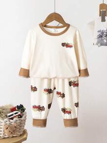 男婴针织圆领长袖上衣和裤子套装，常规版型，休闲时尚，汽车和英文印花睡衣家居服。