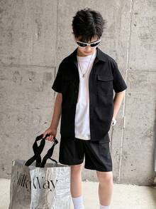 SHEIN Tween-Jungen Lässig Schul-Ferien Textur bequemes schwarzes Hemd mit Mehrfachtaschen und Shorts Set, geeignet für Pendeln, Schule, tägliche Lässig, Sport, Frühlings-/Sommerausflüge, Strandtrips - Schwarz - Übersicht 6