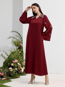 Al Najma 女士优雅阿拉伯风格长袖连衣裙，领口饰有水钻花朵 - 酒紅色 - 查看 6