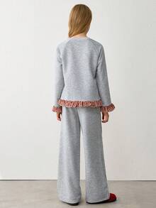SHEIN Conjunto de dos piezas para niñas preadolescentes de primavera y otoño, 2026 Moda: Blusa de manga larga con estampado de moño y diseño de tela a cuadros, top casual de manga larga cómodo y pantalón de pierna ancha - Gris Claro - View 2