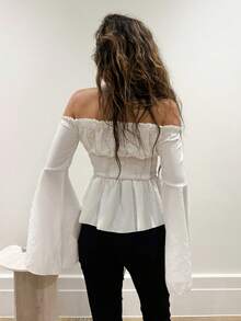 RebeccaVibe Blusa vintage de manga acampanada con abertura, cintura con lazo a contraste - Blanco y Negro - Ver 2
