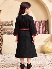 SHEIN 少女碎花宽松长款A字连衣裙，适合旅行、度假、乡村风格、休闲、波西米亚风，也可作为姐妹和女儿的亲子装。 - 黑色 - 查看 7