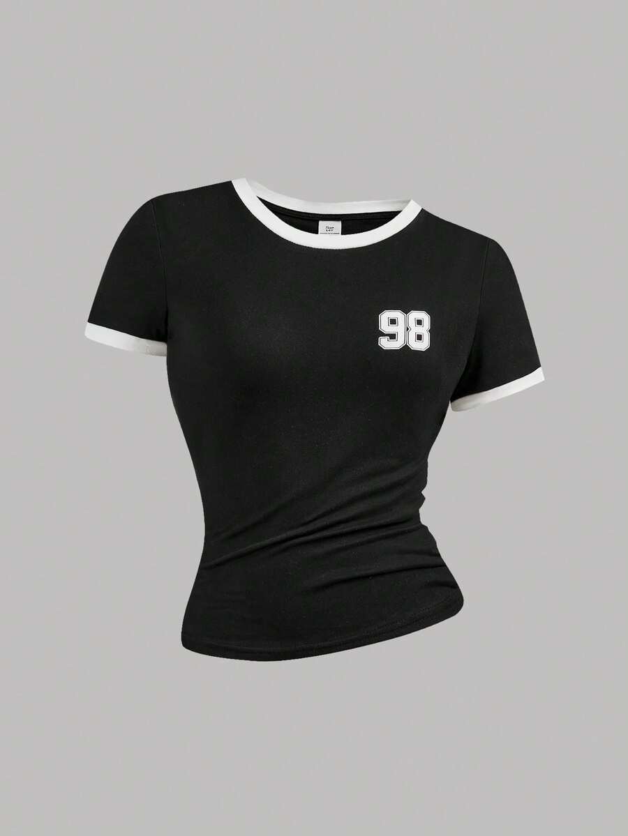 SHEIN Girlism Tee-shirt ajusté à col rond et manches courtes pour adolescentes, doux et mode, avec imprimé numérique et lettres en couleurs contrastées. Décontracté, sportif, streetwear, preppy, rentrée scolaire - Noir - Voir 1