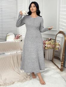 Dazy Plus Camisola longa feminina plus size canelada com ajuste elástico, gola semiaberta e amarração frontal.