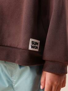 SUMWON 男童棕色连帽衫和浅蓝色工装运动裤套装，辣椒印花帽子，适合日常休闲度假穿着 - 彩色 - 查看 5