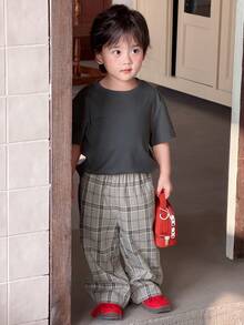 DAZY Bộ 2 món cho bé trai, áo thun cổ tròn màu trơn và quần kẻ caro, thích hợp mặc mùa hè. - Xám - Xem 3