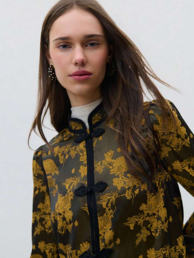 Nöista El abrigo presenta un cuello mandarín bordado de estilo chino moderno, botones de rana y patrones bordados. El esquema de color negro y dorado irradia elegancia y sofisticación, lo que lo hace adecuado para el uso en primavera y invierno. Combínalo con pantalones pitillo, faldas largas o vaqueros casuales para un encanto oriental clásico. Es una pieza llamativa para ocasiones formales, fiestas o eventos culturales. Elegante y versátil. - Verde militar - Añade 4