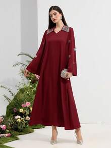 Al Najma 女士优雅阿拉伯风格长袖连衣裙，领口饰有水钻花朵 - 酒紅色 - 查看 7