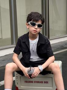 SHEIN Tween-Jungen Lässig Schul-Ferien Textur bequemes schwarzes Hemd mit Mehrfachtaschen und Shorts Set, geeignet für Pendeln, Schule, tägliche Lässig, Sport, Frühlings-/Sommerausflüge, Strandtrips - Schwarz - Übersicht 2