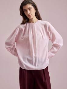 Ontre Áo kiểu nữ màu hồng nhạt, chất liệu crepe sợi acetate không co giãn, cổ tròn, vai rớt, tay dài, phối xếp ly phía trước, thắt eo, cổ tay áo cài cúc kim loại hình trái tim, thanh lịch, sang trọng, phù hợp cho công sở, đi sân bay, du lịch biển, dự tiệc cưới, đa năng và thoải mái. - Hồng - Xem 7