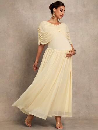 MaterniChic Gravidklänning i enfärgad, rynkad och elegant festklänning