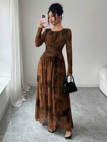 Rafferiza 女士优雅扎染印花网纱弹力腰褶皱喇叭下摆长袖连衣裙 - 棕色 - 查看 7