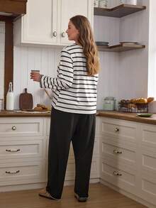 Doze Lane Gerippter Top kombiniert mit schwarzer Hose, Damen Schlafanzug Set, Damen Loungewear Set, gestreifter Pyjama Set mit Langarm, Loungewear für Damen, Homewear für Damen - Schwarz und Weiss - Übersicht 2