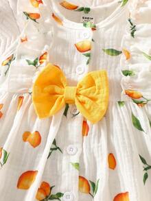 SHEIN 夏季新生女宝宝杏色圆领荷叶边卡通樱桃印花无袖红色蝴蝶结连衣裙，搭配红色帽子，优雅可爱 - 黃色 - 查看 4
