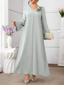 Al Najma Solid Color V-Neck Contrast Splice Decor Embroidered Loose Elegant Everyday Dress - Mint Green - View 4