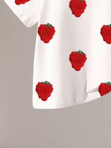 一套甜美可爱的印花圆领短袖T恤和短裤套装，专为女婴设计，适合派对和聚会。T恤采用甜美的草莓印花设计，搭配红色短裤。轻盈舒适，是春夏休闲穿着、户外活动、街头摄影、校园、节日庆典和送礼的理想之选。