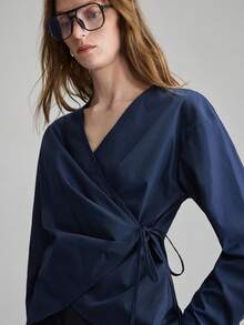 Ontre Áo sơ mi nữ mới năm 2026, Ngày Valentine, Cổ chữ V, Màu trơn, Xanh navy, Xếp ly, Thanh lịch tối giản, Trang phục nữ Thu/Đông, Tiệc nghỉ dưỡng, Ngày lễ, Trang phục công sở nữ, Trang phục chuyên nghiệp, Trang phục thường ngày nữ, Đa năng, Phong cách thành thị, Trang phục dự tiệc, Trở lại trường học, Thoải mái thường ngày, Thuận tiện cho người đi làm, Trang phục đa năng nữ, Áo nữ thời trang, Giáo viên, Áo kiểu nữ, Tay dài - Màu xanh hải quân - Xem 3