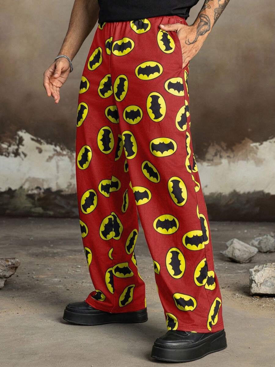 BATMAN X SHEIN Quần thể thao nam thời trang thường ngày in hình dơi khắp thân quần, túi xéo. - Đỏ - Xem 1