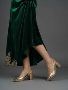 Zapatos de tacón medio con acabado metalizado, elegantes tiras laterales y punta fina, confeccionados en colores dorado y plateado para quienes buscan sofisticación y estilo en cada paso. El diseño versátil los hace aptos tanto para eventos formales como para ocasiones cotidianas, elevando cualquier outfit gracias a su equilibrio entre comodidad y glamour. Un calzado distintivo, perfecto para resaltar looks nocturnos y estilismos especiales a lo largo de distintas temporadas. - Dorado - Ver 2