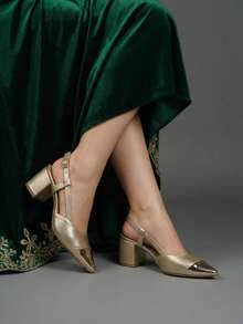 Zapatos de tacón medio con acabado metalizado, elegantes tiras laterales y punta fina, confeccionados en colores dorado y plateado para quienes buscan sofisticación y estilo en cada paso. El diseño versátil los hace aptos tanto para eventos formales como para ocasiones cotidianas, elevando cualquier outfit gracias a su equilibrio entre comodidad y glamour. Un calzado distintivo, perfecto para resaltar looks nocturnos y estilismos especiales a lo largo de distintas temporadas. - Dorado - Ver 3