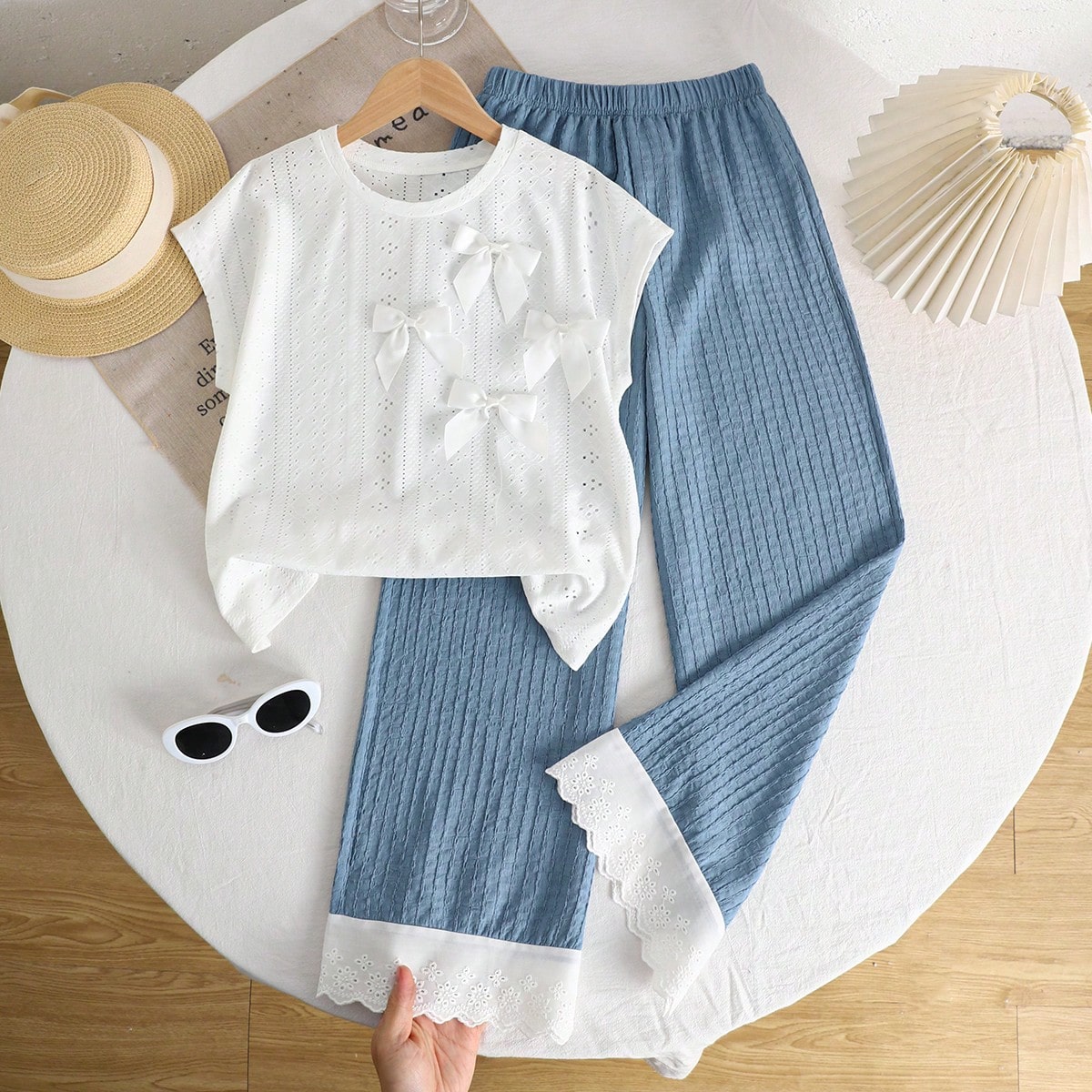 Conjunto de top con lazo hueco blanco y pantalones anchos de pierna ancha a rayas verticales azules. Conjunto de 2 piezas con camiseta de manga corta