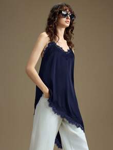 Ontre 女士藏蓝色缎面斜纹绸微弹面料舒适吊带长款上衣，修身剪裁，蕾丝饰边点缀，不对称下摆设计，现代都市休闲商务时尚办公室着装，低调优雅气质，高品质机场时尚单品