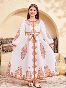 SHEIN Vestito medio con ricamo floreale elegante e vintage per ragazza tween, abito lungo casual e minimalista con maniche lunghe in stile arabo adatto per primavera/estate, stile Ramadan per vacanze in famiglia. Abito lungo modesto con maniche lunghe elegante per ragazza tween, abaya per la preghiera, comodo e casual, vibes da vacanza, kaftan modesto, jalabiya per bambine, vestito verde blu. Mamma e sorelle e io. - Bianco - Visualizzare 6