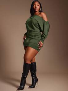 Radiana 这款军绿色休闲露肩不对称迷你连衣裙尺码齐全，风格百搭，适合日常穿着、约会、下午茶、朋友聚会等各种场合。它还可以作为晚礼服、春夏装、春季婚礼宾客上衣、优雅精致的上衣、正式场合、Y2K风格、生日派对或外出穿着。尺码齐全，款式经典。 - 軍綠色 - 查看 5