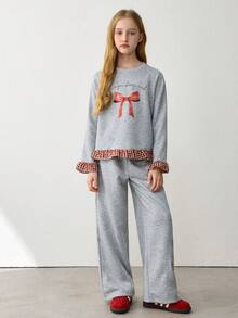 SHEIN Conjunto de dos piezas para niñas preadolescentes de primavera y otoño, 2026 Moda: Blusa de manga larga con estampado de moño y diseño de tela a cuadros, top casual de manga larga cómodo y pantalón de pierna ancha - Gris Claro - View 1