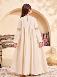 SHEIN Áo Jalabiya họa tiết hoa cho bé gái tuổi teen, đầm midi in hoa thêu tinh tế kiểu cổ điển, đầm dài tay truyền thống tối giản thoải mái cho bé gái tuổi teen, phù hợp cho mùa xuân/hè, kiểu dáng Ramadan cho gia đình đi nghỉ mát, đầm dài tay kín đáo thanh lịch cho bé gái tuổi teen, áo Abaya cầu nguyện, thoải mái dễ chịu, trang phục thường ngày, phong cách nghỉ dưỡng, áo Kaftan kín đáo, áo Jalabiya trẻ em, áo Jalabiya cho bé gái. - trắng - Xem 2