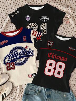 Set de 3 camisetas de manga corta de ajuste ceñido con cuello redondo, estilo casual minimalista para adolescentes. Incluye estampados de bloques de color, gráficos en inglés y numéricos, en negro y azul marino. Estilo urbano y deportivo, cómodo y fácil de usar, ideal para capas de otoño. Perfectas para chicas adolescentes con estilo casual, camisetas gráficas numéricas deportivas, de vuelta al colegio, con números de jersey, camisetas de bloques de color.