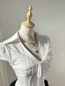 Elamini 女士白色深V领蕾丝拼接系带袖口下摆拼接花卉饰边甜美性感修身衬衫，春夏款 - 白色 - 查看 3