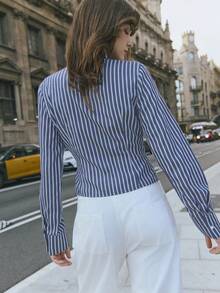 Nöista Áo sơ mi kẻ sọc thanh lịch với hàng cúc bất đối xứng và phom dáng ôm sát. Sang trọng và đa năng, phù hợp cho kỳ nghỉ xuân, công sở, sự kiện hoặc các dịp lễ hội. - Màu xanh lam - Xem 3