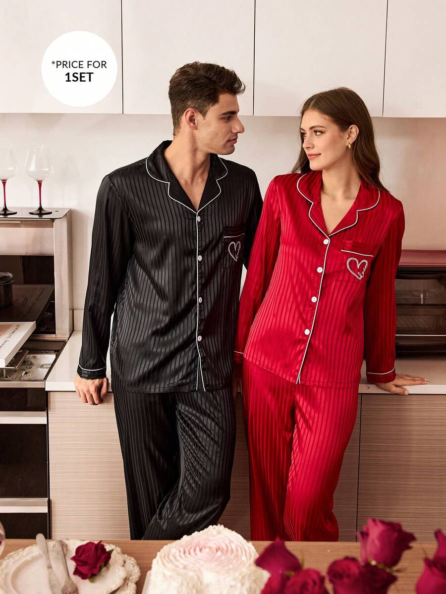 CoupledUp Bộ đồ ngủ nam dài tay, sọc đen, chất liệu giả lụa, họa tiết jacquard, có túi, thêu họa tiết, dành cho ngày Valentine. Bộ đồ ngủ đôi cho nam, thích hợp cho ngày Valentine. - màu đen - Xem 1