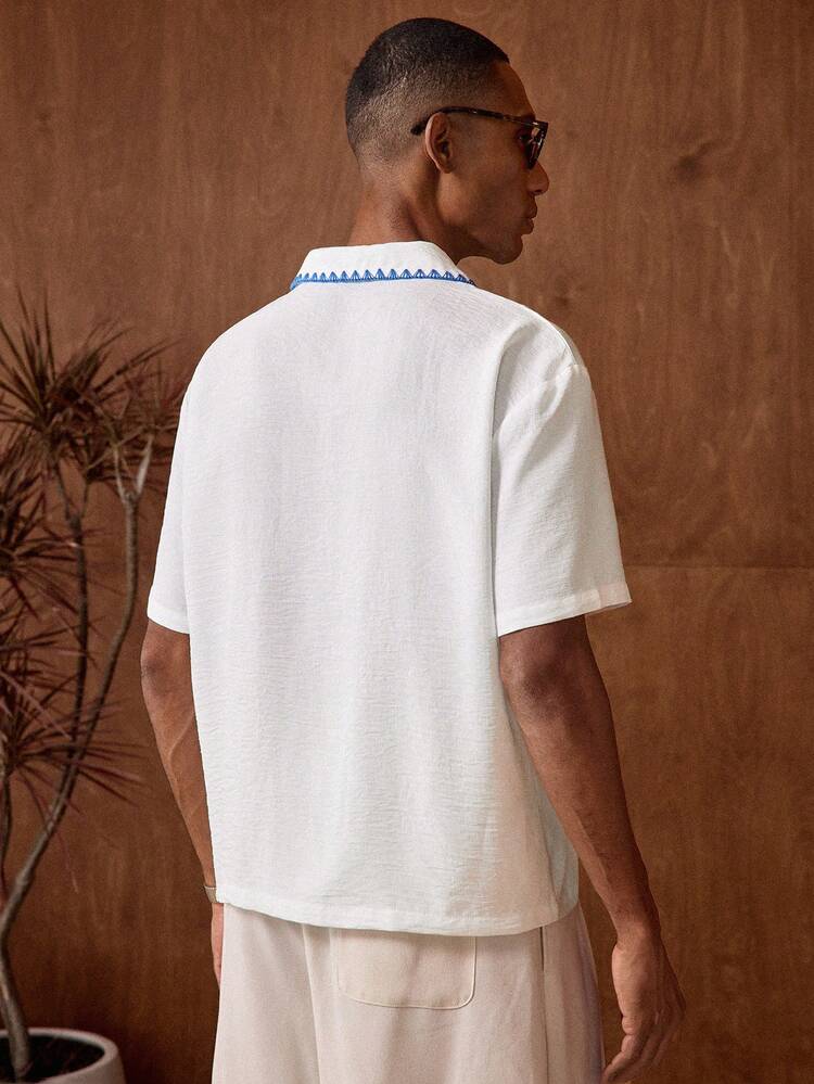 Chemise décontractée à manches courtes avec épaules tombantes et boutons-pression, contrastée. Chemises pour hommes pour les vacances d'été. Vêtements de villégiature à 100% pour hommes. Chemise cubaine, chemise aigle, chemise Panama, assortie