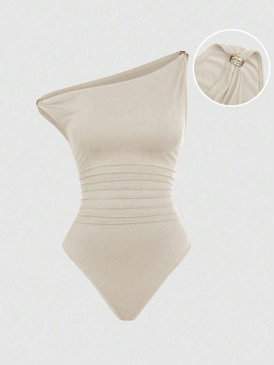 Sweetra 大码女式纯色不对称肩部休闲连体衣，带金属装饰和荷叶边，修身款 - 杏色 - 查看 1