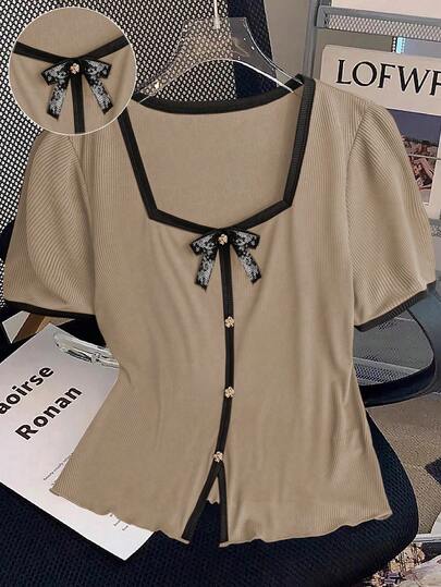 SHEIN Tall Camiseta de manga corta ajustada de cuello redondo para mujer de talla grande, decorada con botones metálicos, trenzas y cintas, blusa de verano caqui para mujer, blusas lindas con cordones, blusas con cordones, blusas fruncidas, blusas lindas para mujer, blusas lindas para mujer